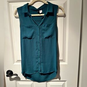 Button Down Tank Top with two front pockets By Divided. Size 2